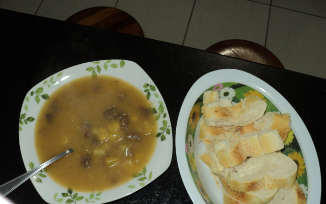 Deliciosa sopa de mandioca com costela