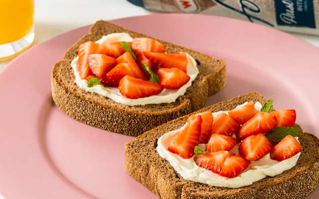 Toast de creme de queijo e morangos frescos
