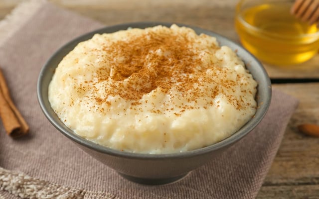 Arroz doce vegano com leite de coco cremoso com canela em pó