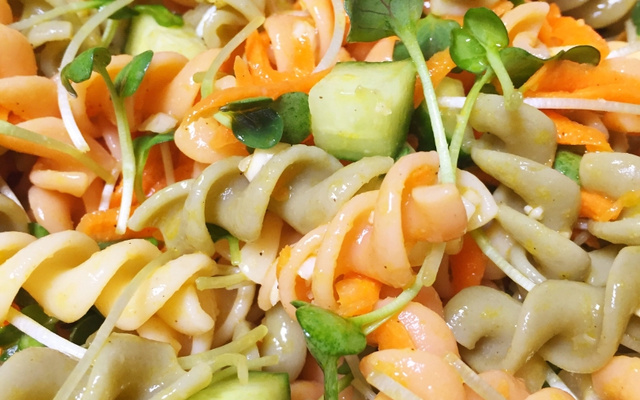 Salada de macarrão fusilli