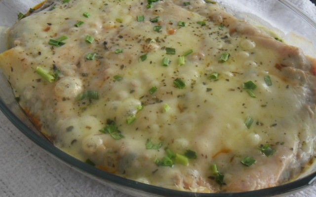 Canelone de presunto e mussarela à bolonhesa