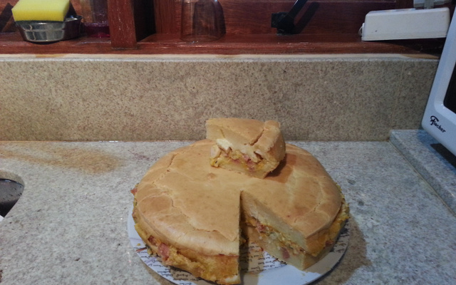 Torta salgada fácil com recheio de requeijão com calabresa