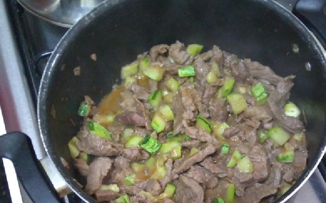 Refogado de abobrinha com carne