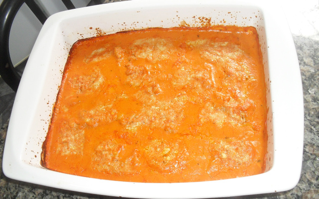 Filé de merluza rápida, com requeijão e molho de tomate