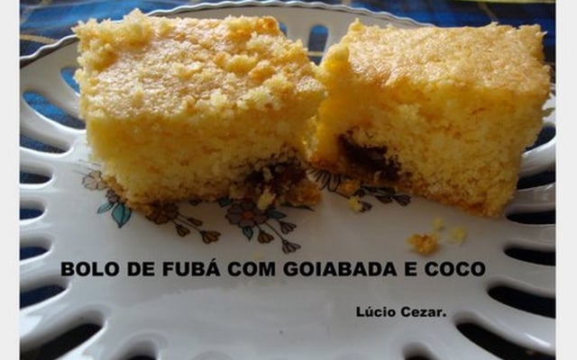 Bolo de fubá com goiabada e coco do Lúcio Cezar