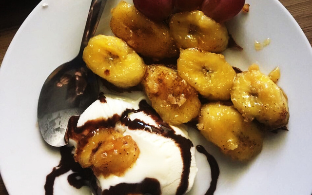Banana caramelizada para sorvete