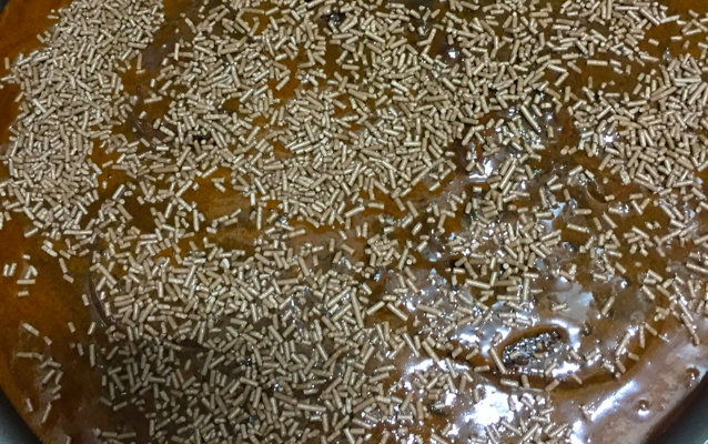 Bolo de chocolate e calda de chocolate