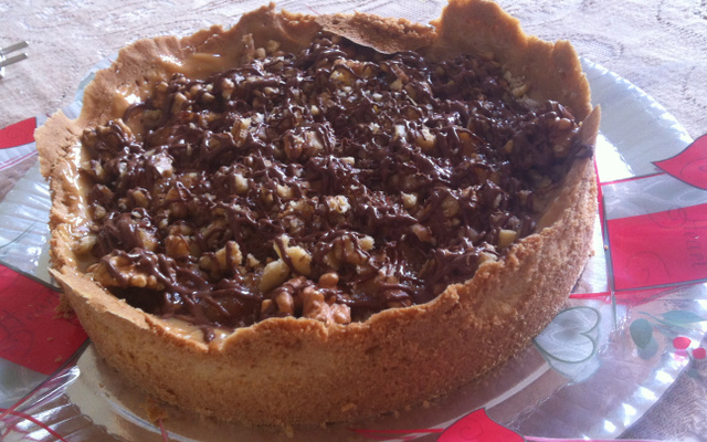 Torta de banana com doce de leite e nozes