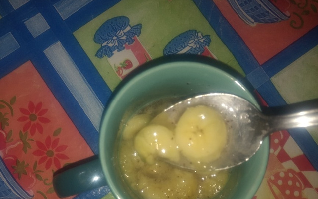 Banana caramelizada da caneca no micro-ondas