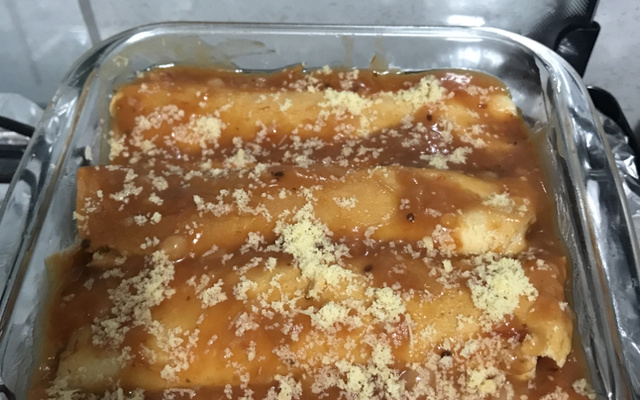 Panquecas com recheio de carne e ervilhas