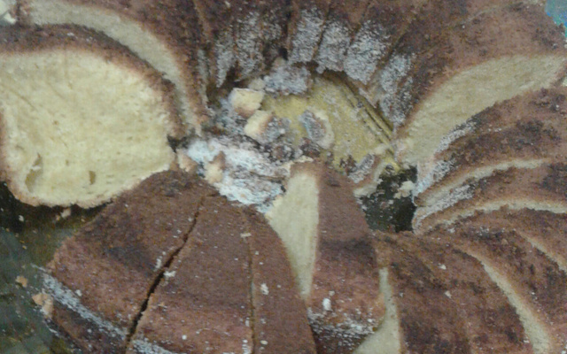 Bolo de fubá polvilhado com canela