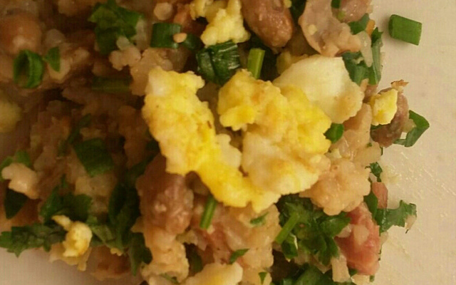 Baião de dois e ovo de galinha caipira