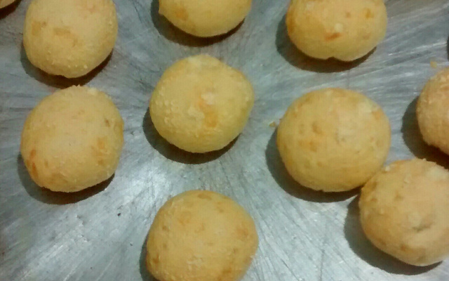 Pão de queijo de padaria (delicioso)