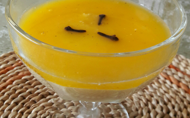 Mousse com calda sabor do maracujá e cravo