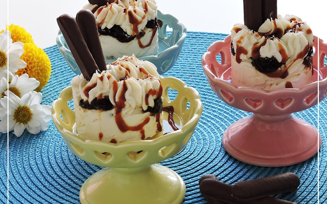 Sorvete de coco com ameixa e palitos de chocolate da ABIMAPI