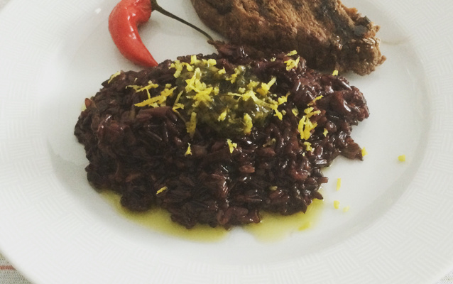 Risoto de arroz preto com molho de limão siciliano