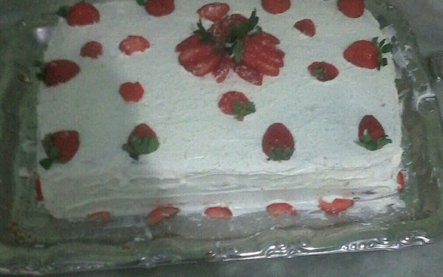 Bolo de coco com morango da Mila