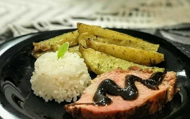 Alcatra suína ao barbecue com batatas rústicas