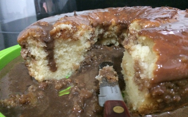 Bolo de limão com calda de chocolate