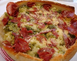 Torta de brócolis com salame