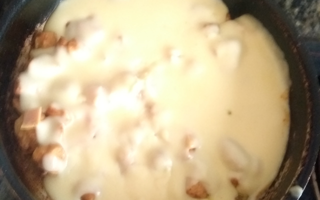 Peito de frango com molho branco