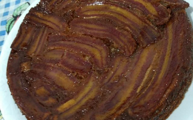Bolo de banana caramelizada