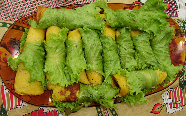 Salada verde com mini panqueca de cenoura