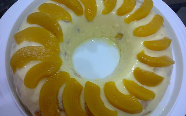 Pudim de pêssego em calda