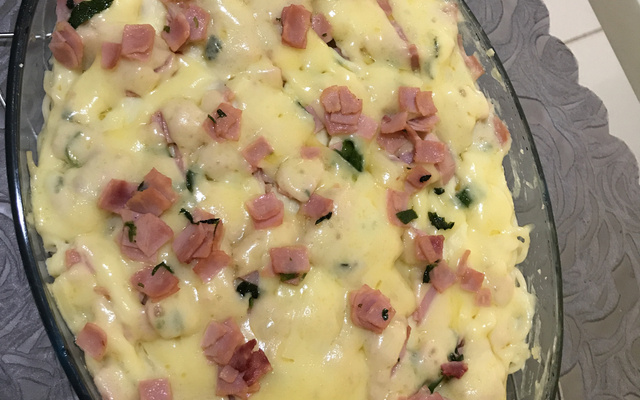 Macarrão com presunto e molho branco