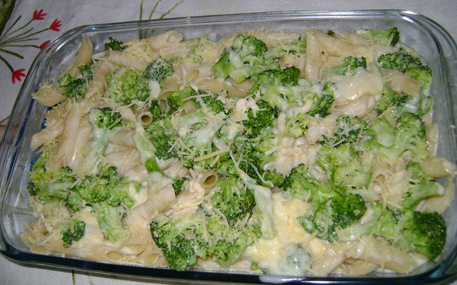 Penne ao molho branco e brócolis