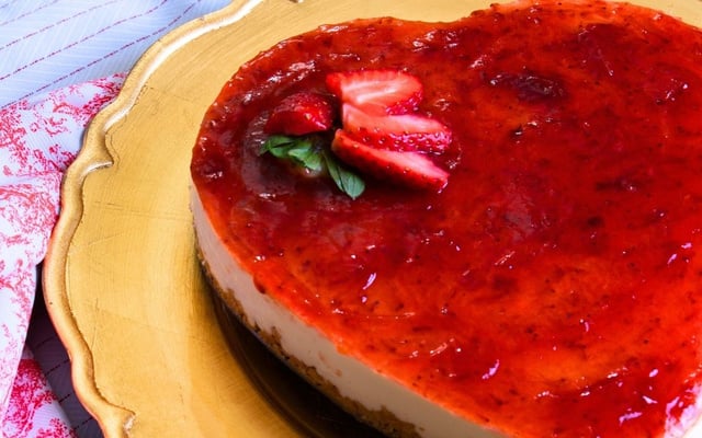 Cheesecake de morango fácil romântico em forma de coração