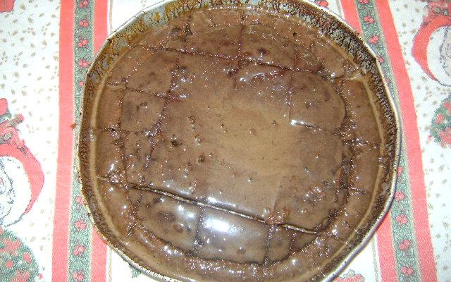 Bolo caseiro de chocolate com calda.