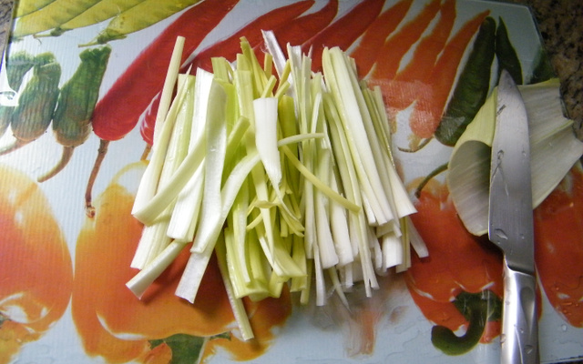 Filé de peixe à Julienne de legumes com molho de cream cheese