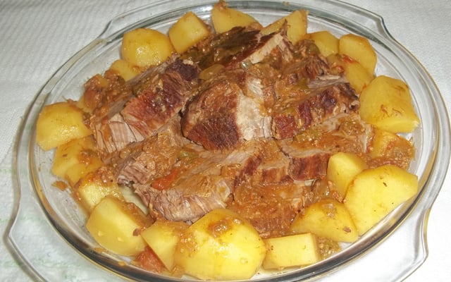 Lagarto assado na pressão com batatas