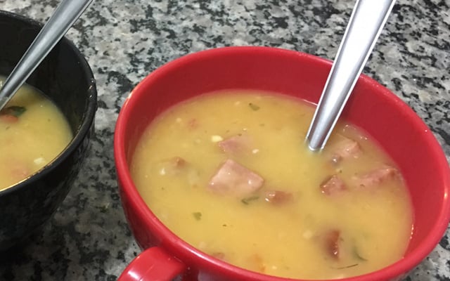 Sopa de mandioca com linguiça