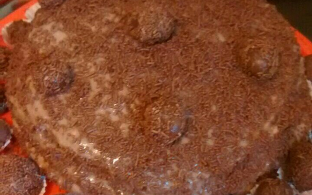 Bolo molhadinho e gelado de chocolate