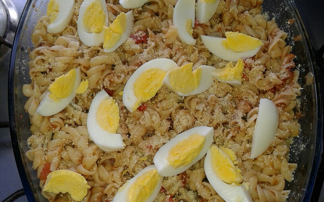 Macarrão parafuso ao molho de sardinha e ovos cozidos.