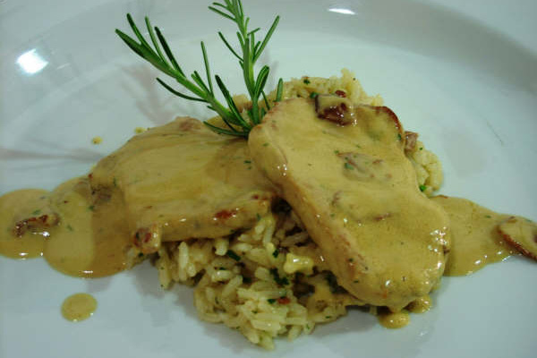 Costeletas de suíno com molho de mostarda