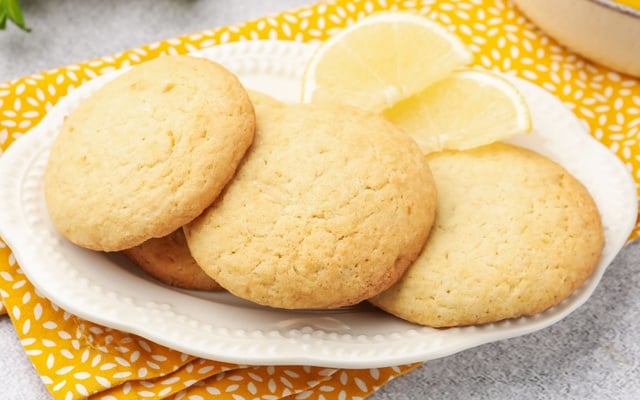 Porções de biscoitinho de limão crocante em prato branco