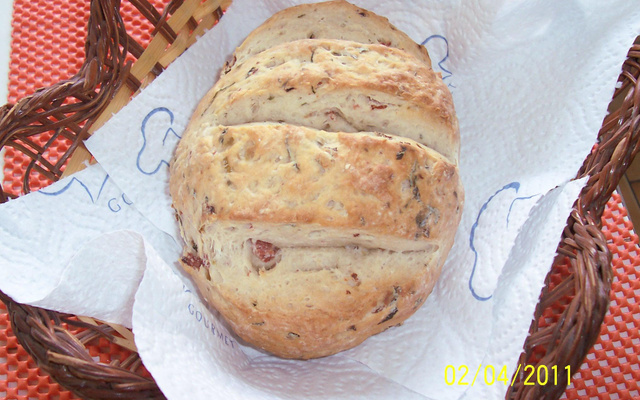 Pãozinho italiano caseiro com salame, azeitonas e ervas frescas