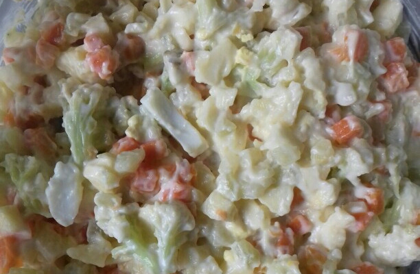 Salada de couve - flor com ovos