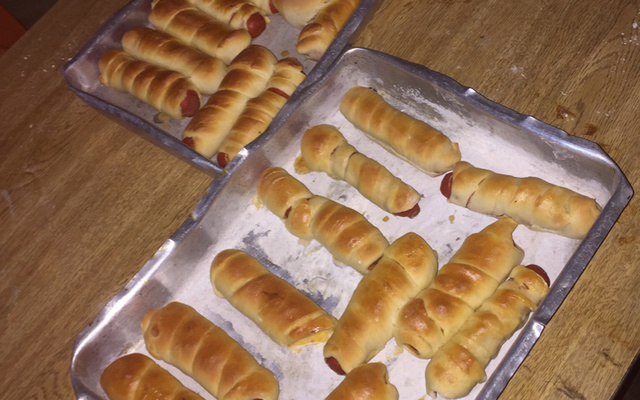 Enroladinho de salsicha assado fácil