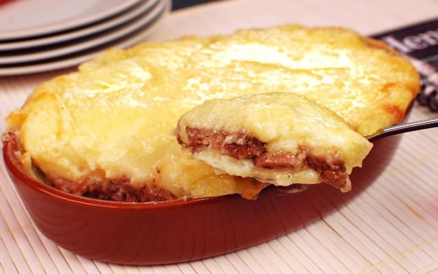 Escondidinho de carne seca com purê cremoso em travessa