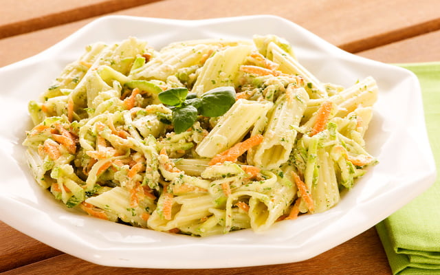 Salada de penne com pesto de rúcula