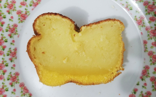 Bolo de fubá cremoso com queijo