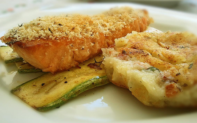 Salmão em crosta de ervas, sobre cama de legumes e bolacha de batata com bacon