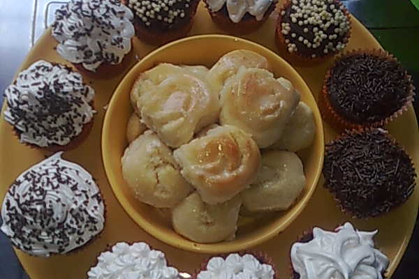 Rocambole de coco e brigadeiro branco