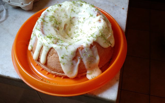 Bolo de iogurte com calda de limão
