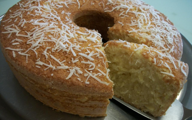 Bolo de mandioca com coco