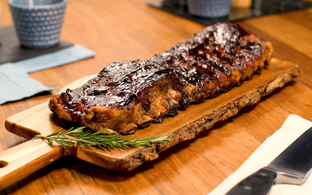 Costelinha de porco com batatas rústicas